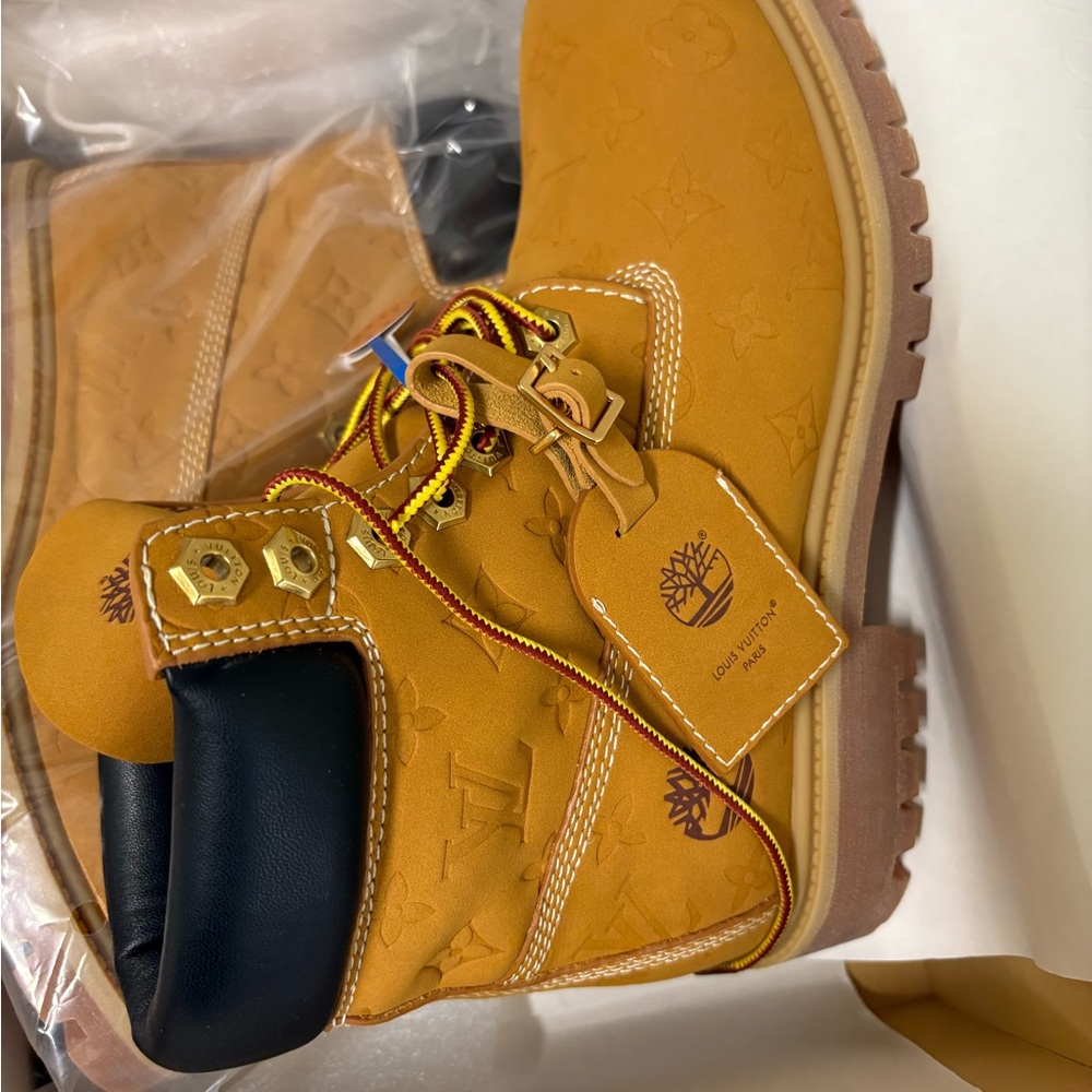 Louis Vuitton Yellow and Black Leather Detail - Picture 4 of 12